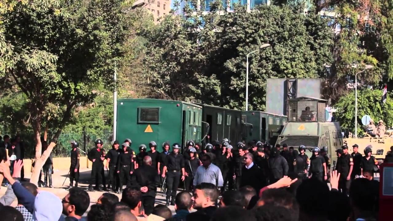طلاب ضد الانقلاب جامعة القاهرة في مواجهة كلاب الداخلية في اول ايام اسبوع الصمود