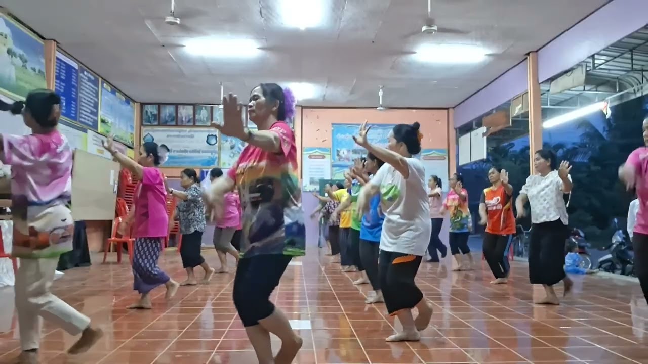 แม่บายศรี ทีมงานนางรำสะใภ้เงินแสนบ้านหนองเม็ก