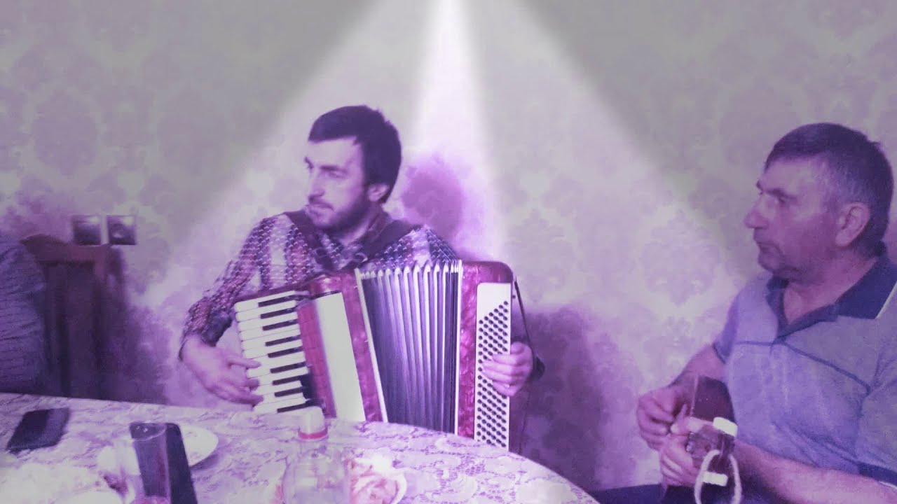 Аварские песни поёт Магомед Шамсудинов