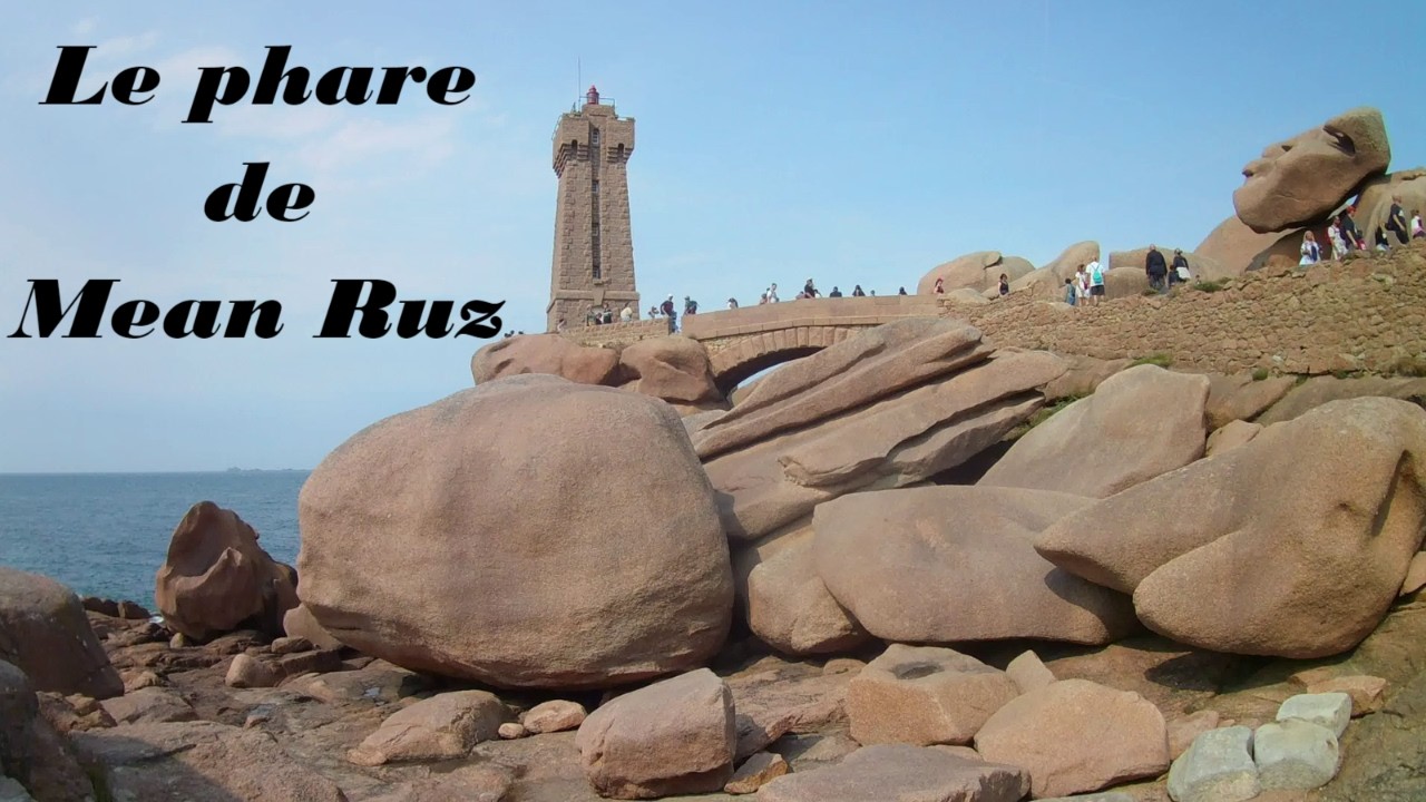 Le phare de Mean Ruz sur la côte de Granit Rose en Bretagne