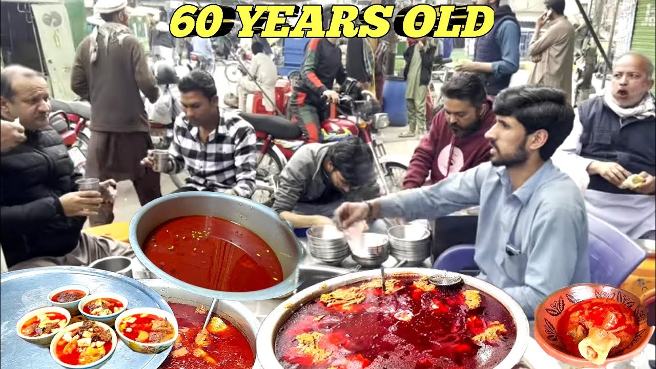 PAKISTANI BEST BREAKFAST 😋 60 YEARS OLD TASTE  LOHARI GATE FAMOUS SIRI PAYE PAKISTAN STREET FOOD