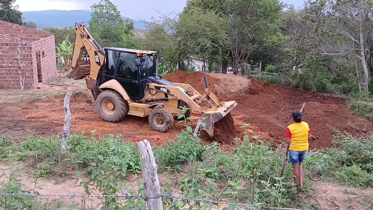 HOJE A MÁQUINA VEIO ENTUPIU O BARREIRO E  A FRENTE DE CASA