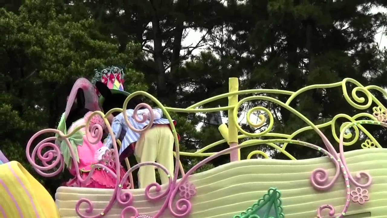 毒の実を食べて眠るミニーを助けるミッキー