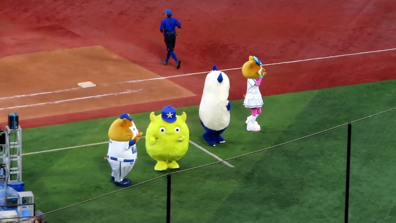 横浜DeNAベイスターズ　桑原将志選手の第1打席登場曲「TRY ME～私を信じて～」にあわせて踊るキララちゃんとスターマン（2024.9.22）
