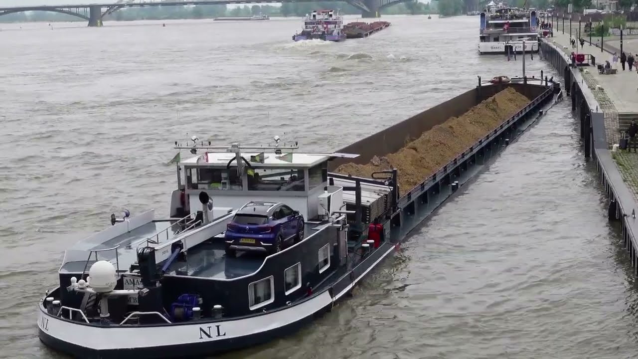 MANOEUVRES op de Waal: binnenvaartschepen INDIGO + AMANDUS