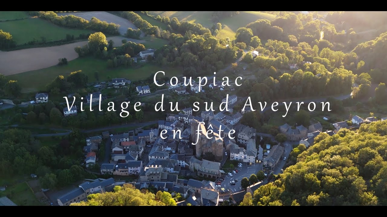 Coupiac, village en fête du sud Aveyron vue du ciel