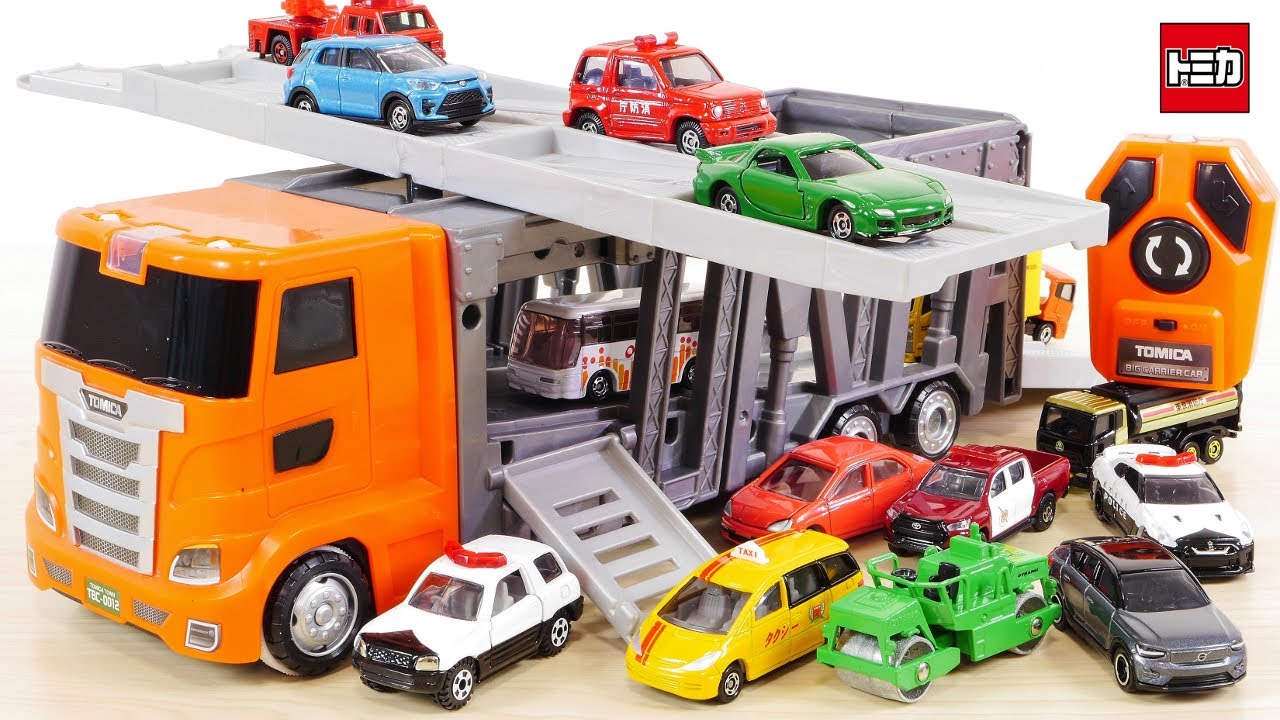 フロアが回る！14台発車！ 大回転！リモコンビッグキャリアカー 電動 ／ Tomica Big carrier car