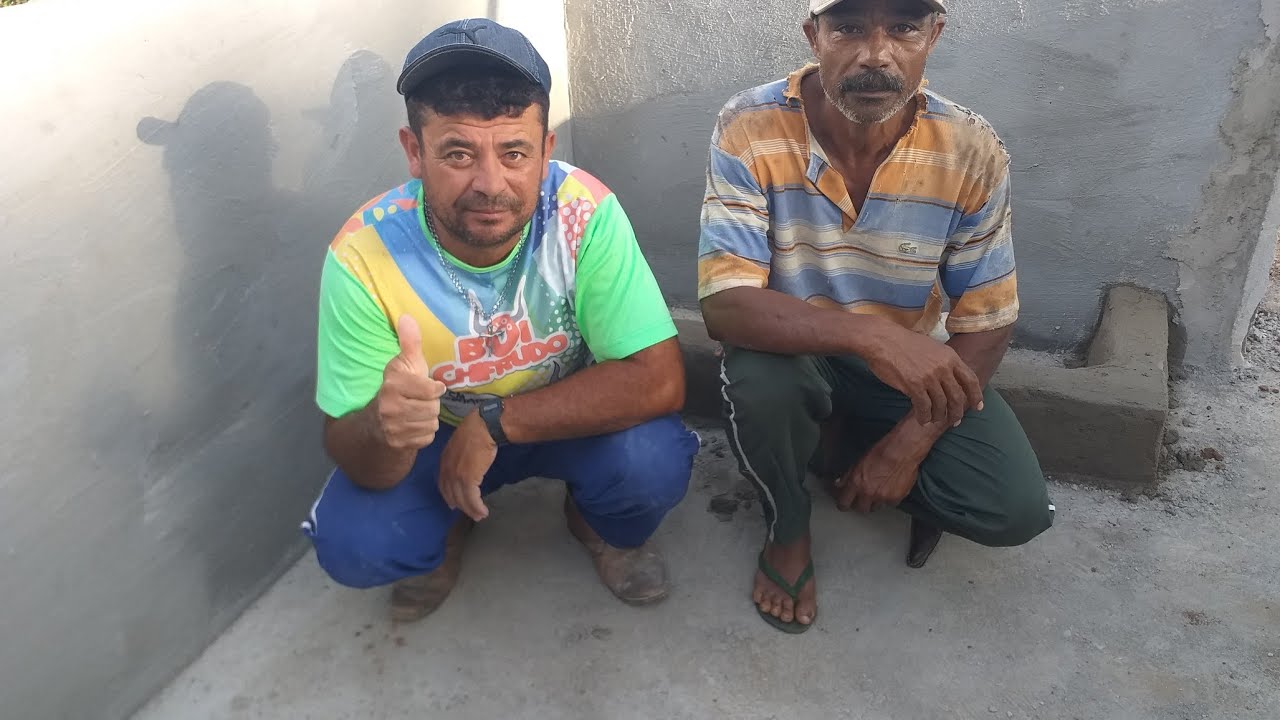 Fazendo os cochos do chiqueiro