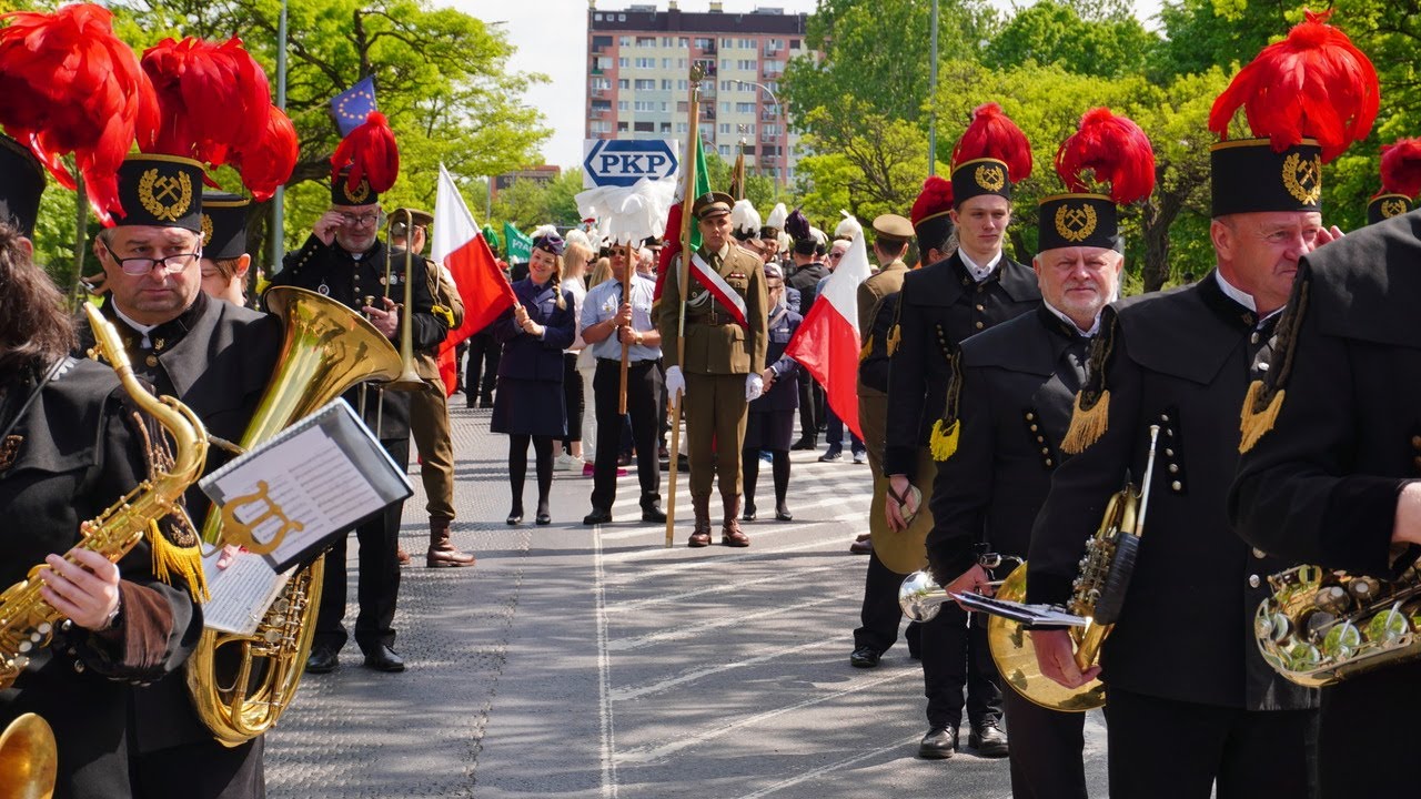 Pierwszomajowa defilada w Koninie na 50-lecie województwa konińskiego i 80-lecie Kopalni