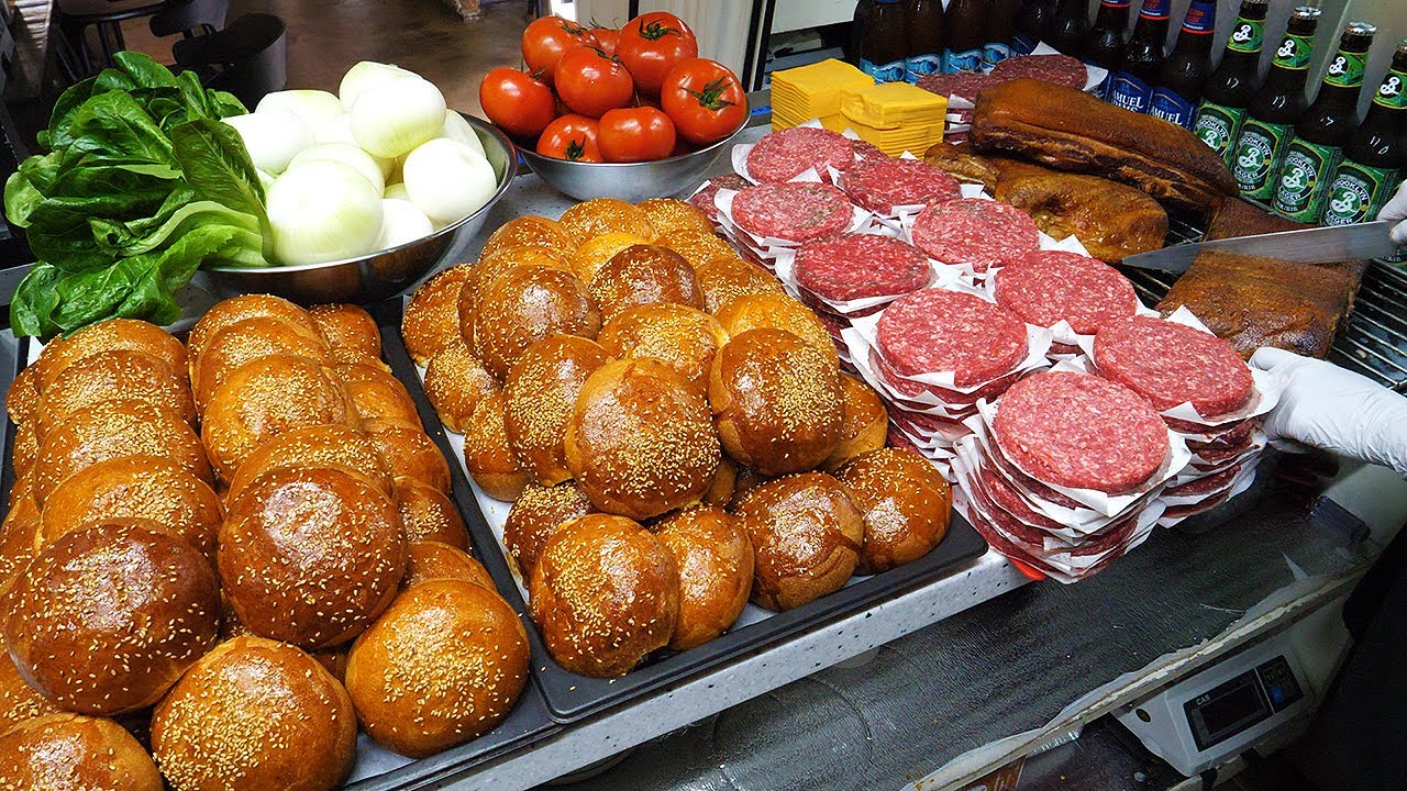 ręcznie robiona burgerownia, w kt&oacute;rej wypieka się własny bekon i chleb!