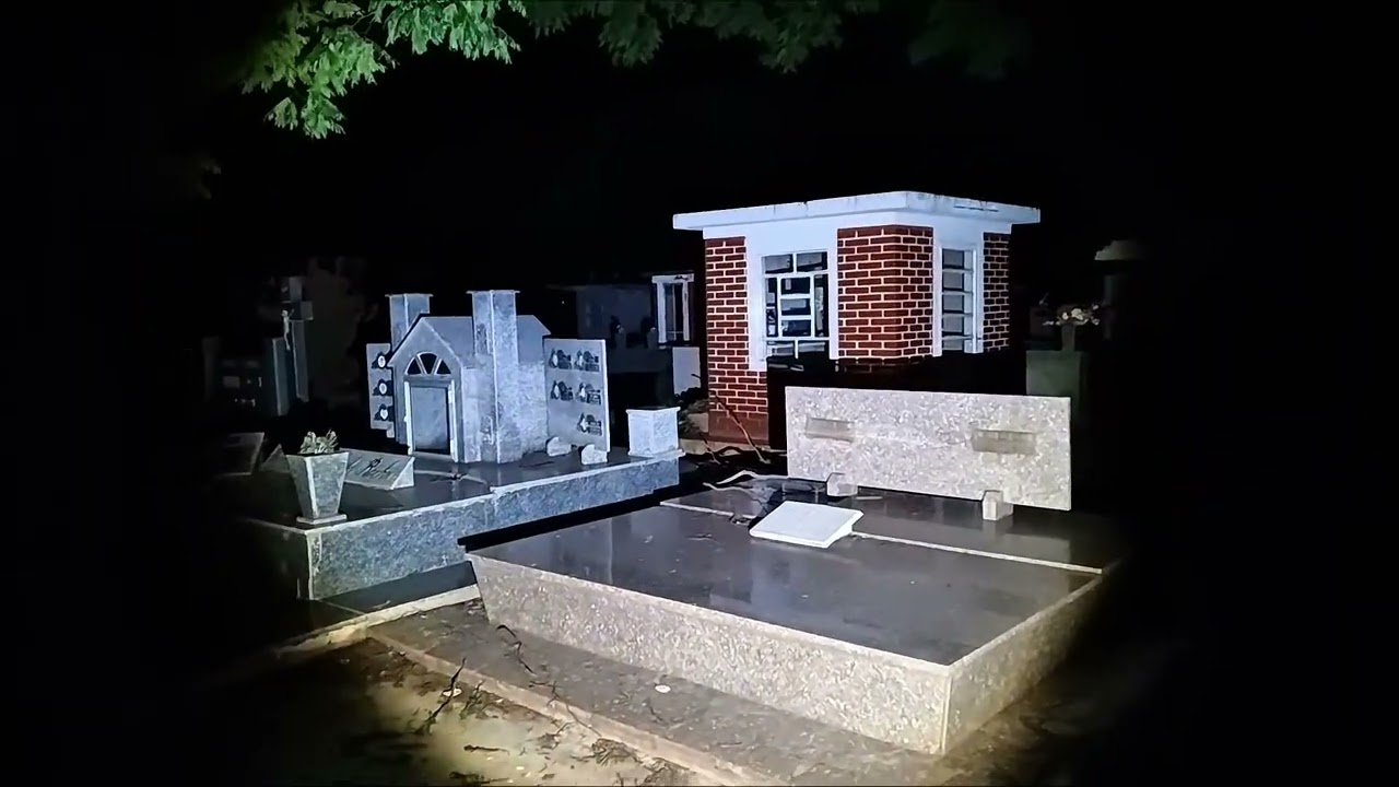 Câmera capta aparições bizarras no cemitério e o tumulo que chora