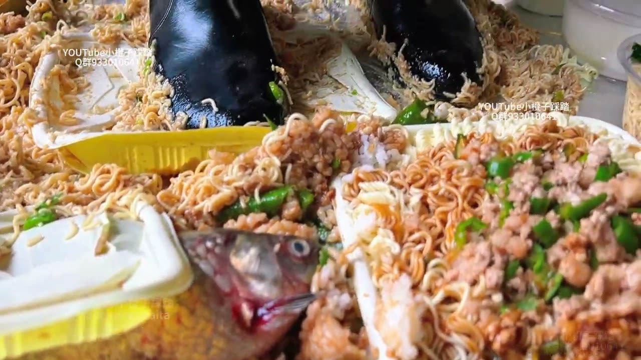 94期三双靴子踩食物/ Three pairs of boots crushing food