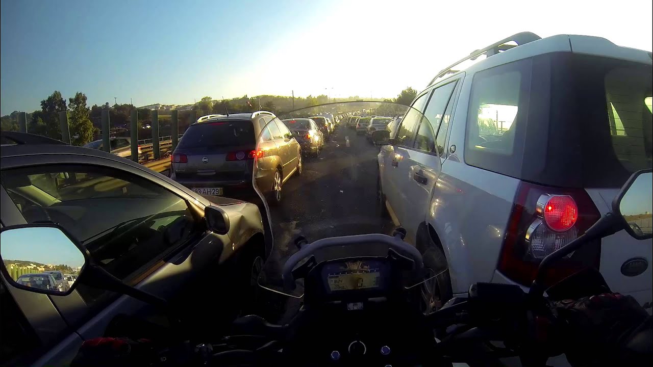 Como andar de mota entre os carros, na estrada... de preferencia, sem cair.
