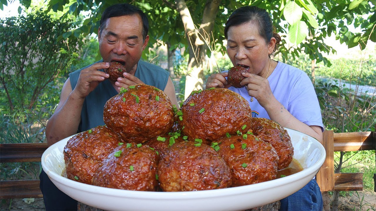 四喜丸子又叫红烧狮子头，食叔豪气一次做10个，滑嫩入味，忒香了