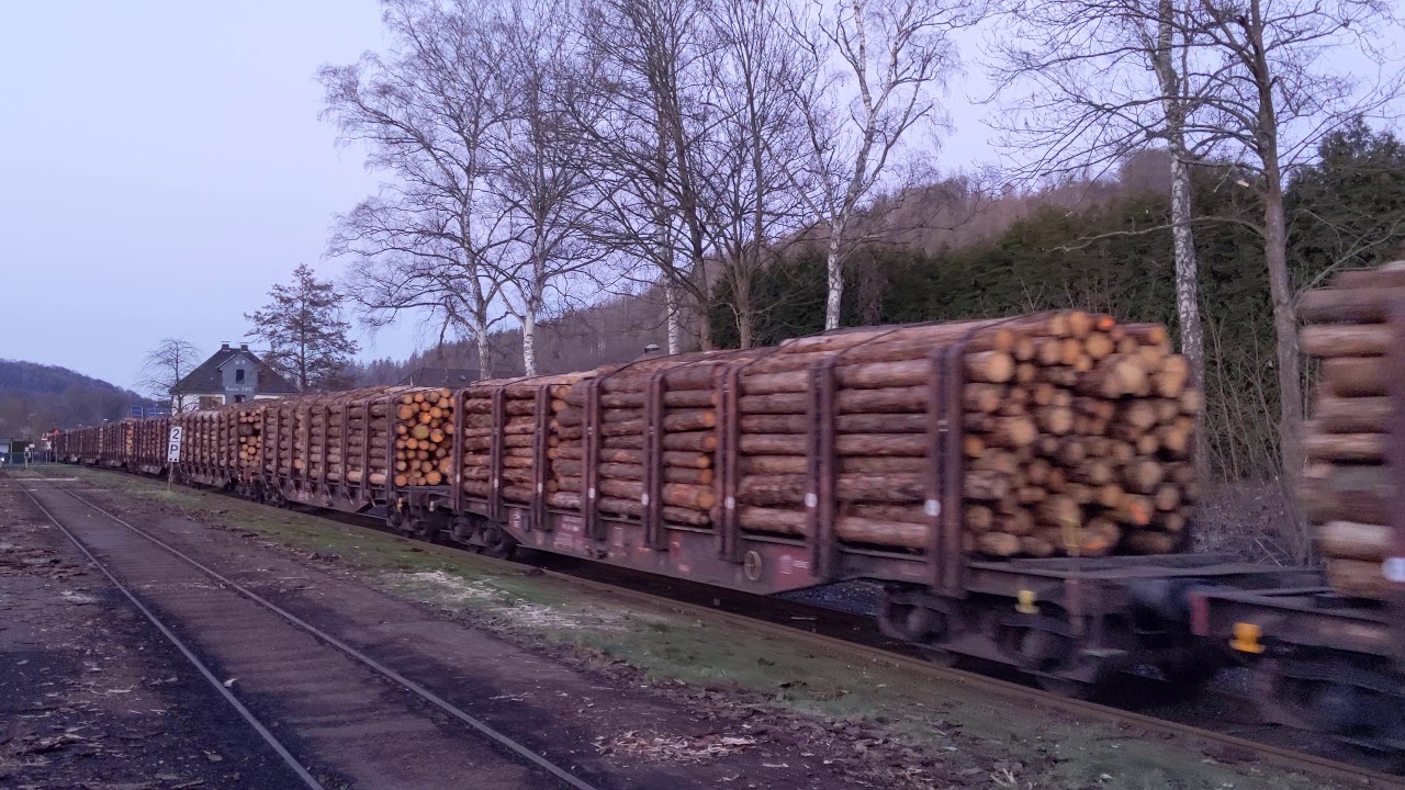 Achtung am Bahnsteig! Ein Zug fährt durch!