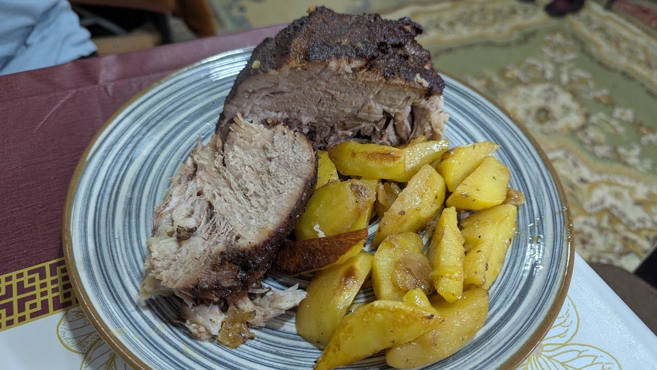 Ceafă întreagă la slow cooker și cartofi la cuptor.