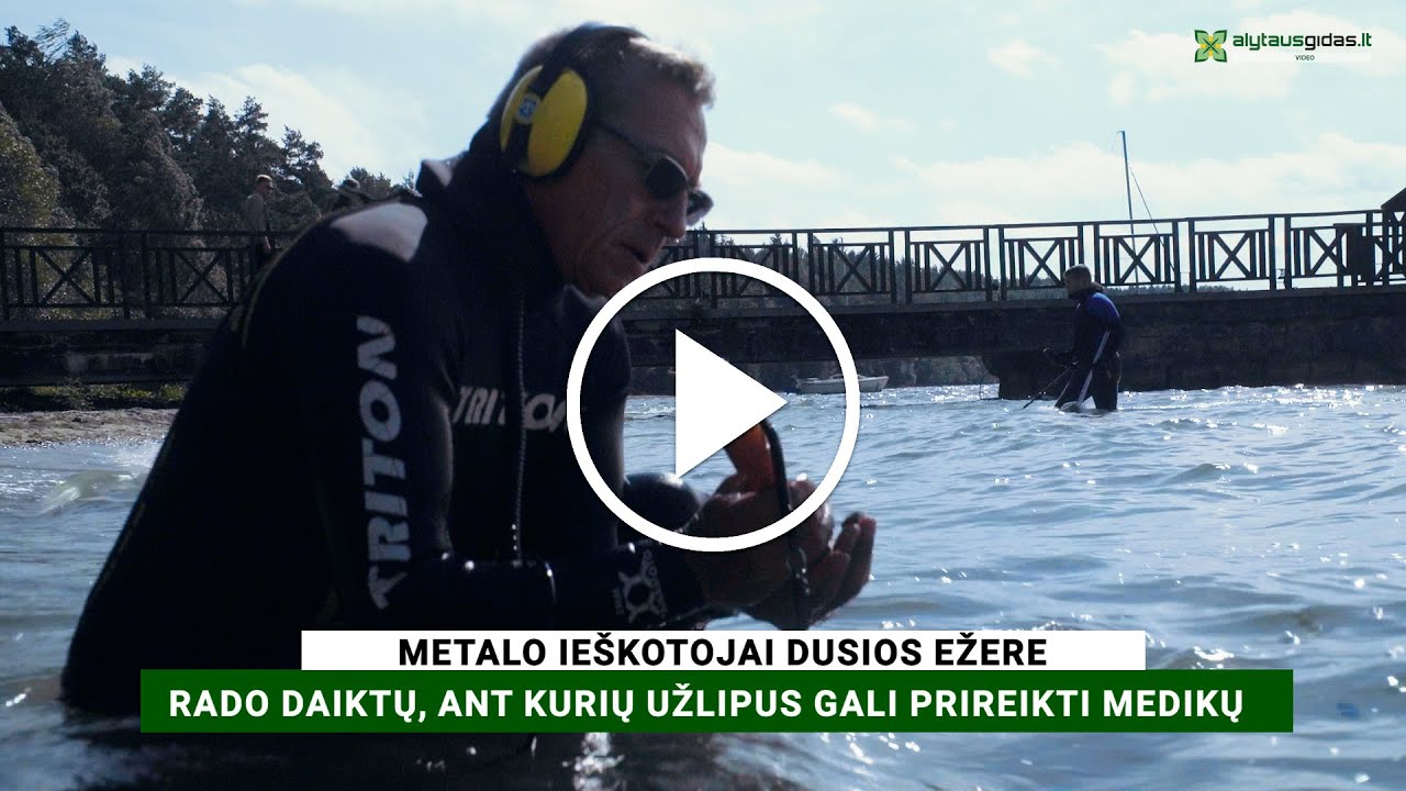 Metalo ieškotojai Dusios ežere rado daiktų, ant kurių užlipus gali prireikti medikų