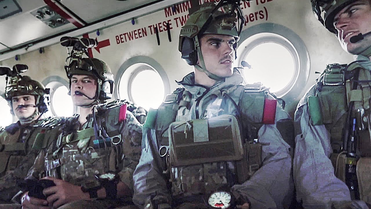 Reconnaissance Marines Conduct Military Freefall