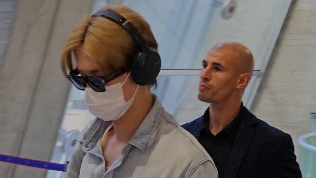 TXT TomorrowXTogether 투모로우바이투게더 departure @ Charles de Gaulle Airport after the Dior PFW Event