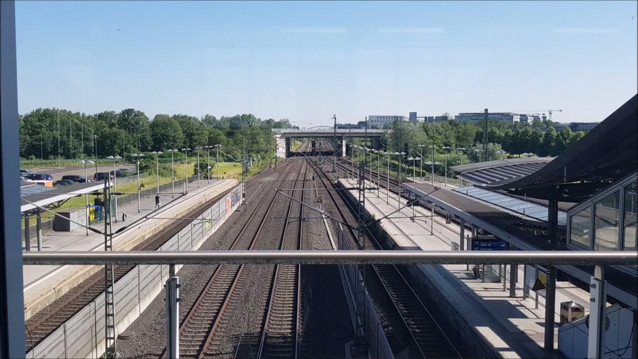 Düsseldorf Flughafen Bahnhof und Düsseldorf Flughafen Terminal im Juni 2021