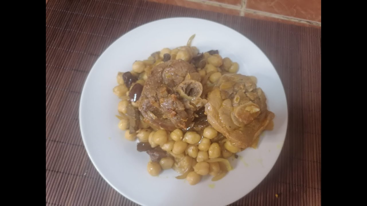 Garbanzo con carne/estilo norteño/comida peruana/cocinero bombero