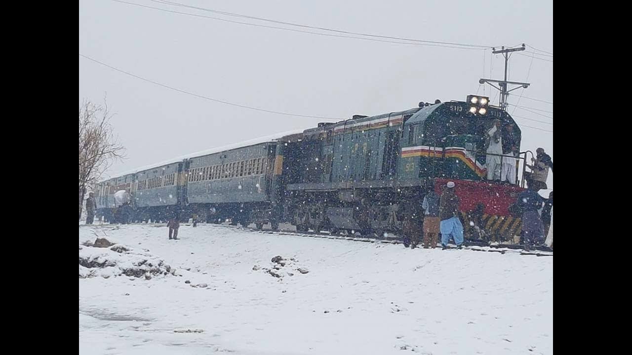 Pakistan Railway Trainz Compilation In Snowfall Season || Train journey In Balochistan