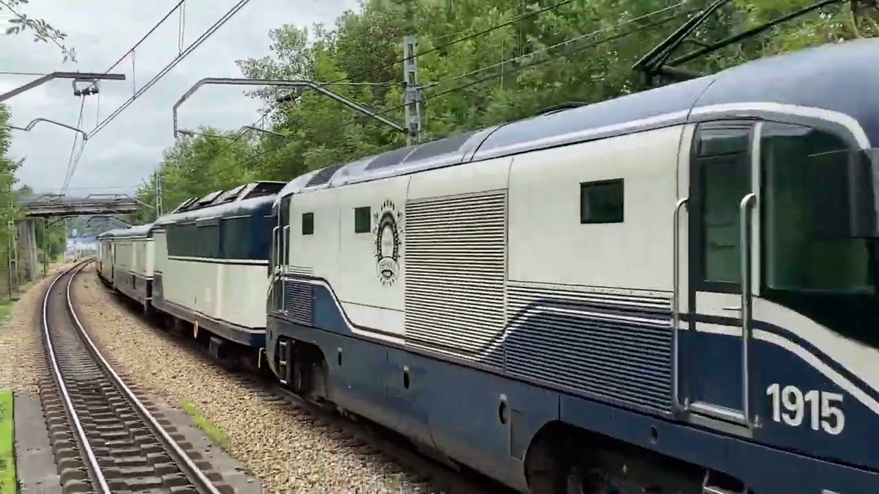 Tren trans Cantábrico pasando sin parada en Parque Principado