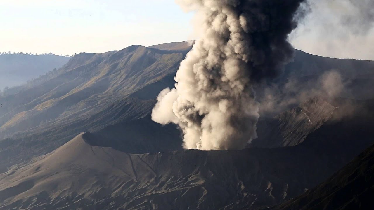 Bromo volcanic eruption  13 December 2015 - HD footage