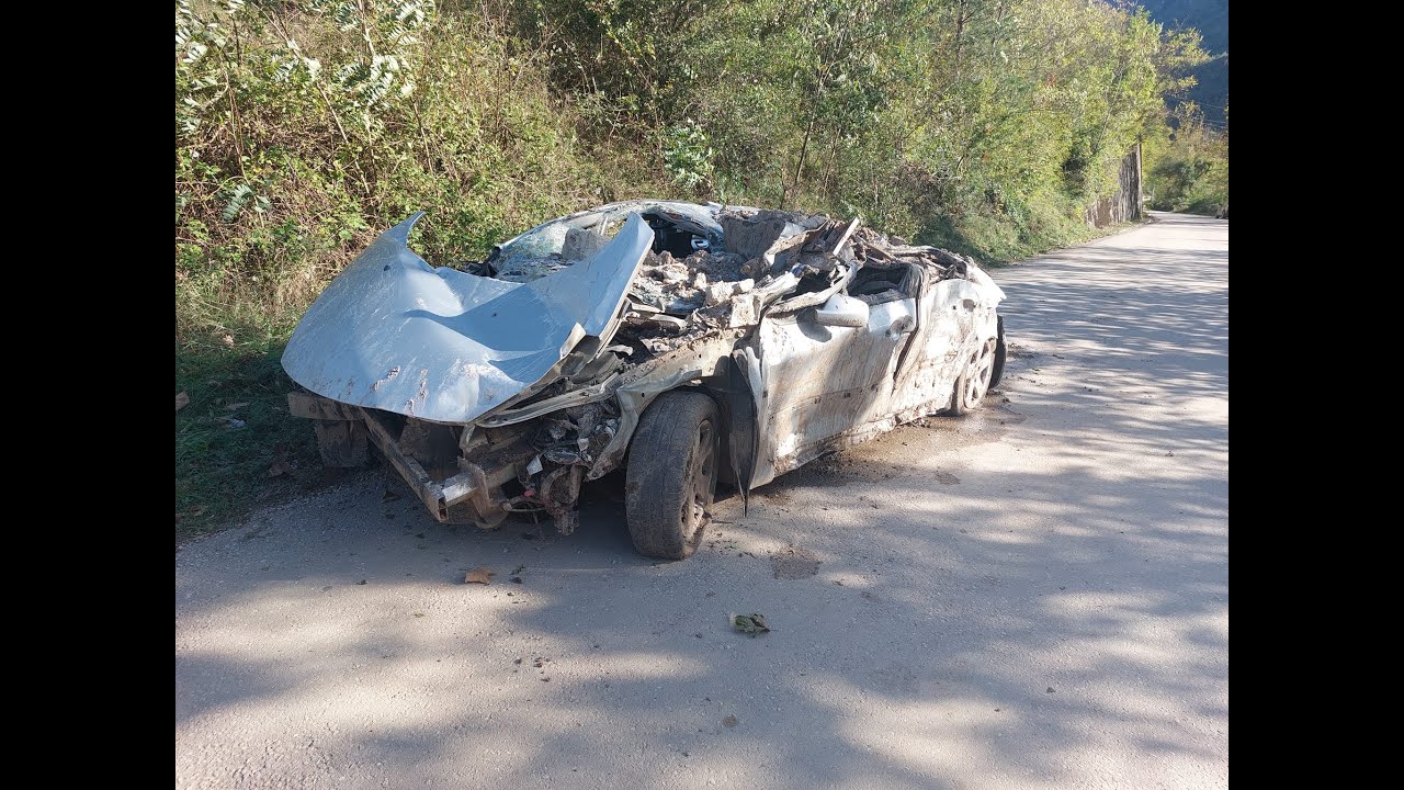 Pogledajte groblje automobila iz poplave. Donja Jablanica.