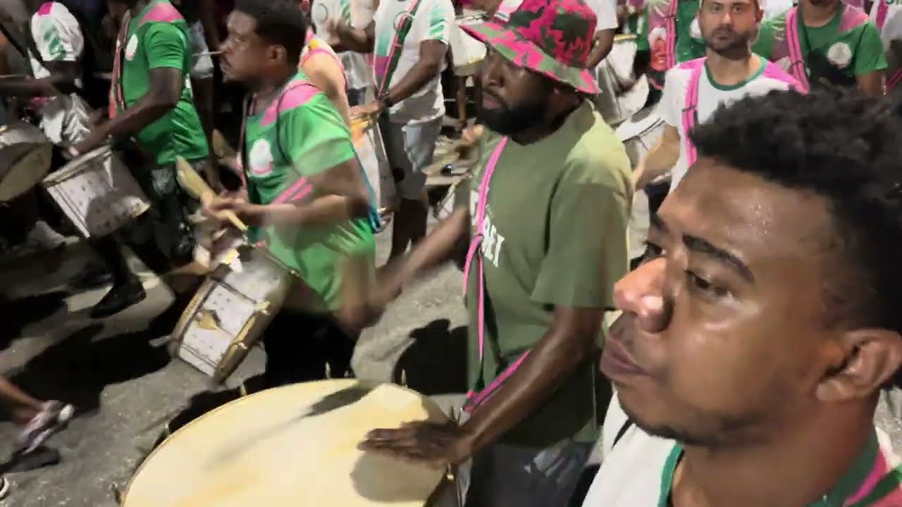 Bateria de Mangueira no ensaio de rua para o carnaval 2024