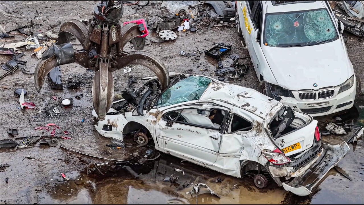 POWERFUL Liebherr & Sennebogen Machines at Work! | UK Scrap Yard Process