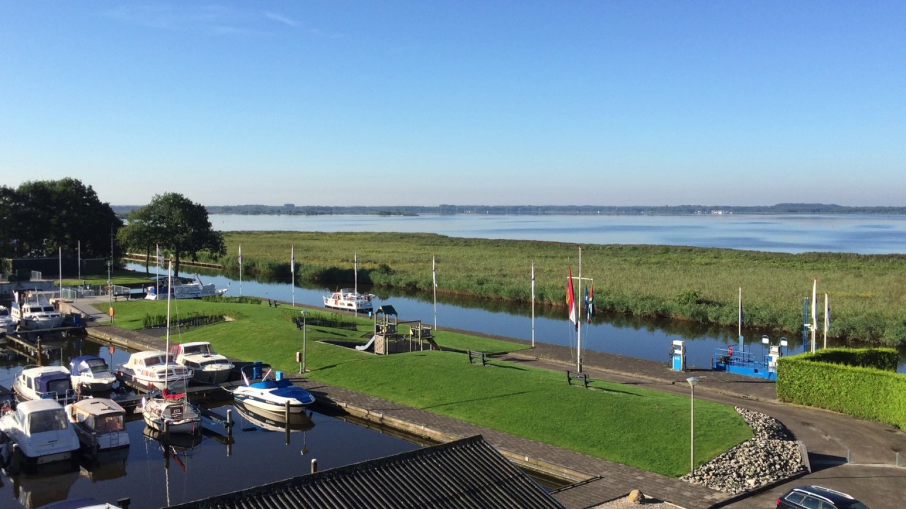 Jachthaven en natuur bij Allround Watersport Kropswolde aan het Zuidlaardermeer
