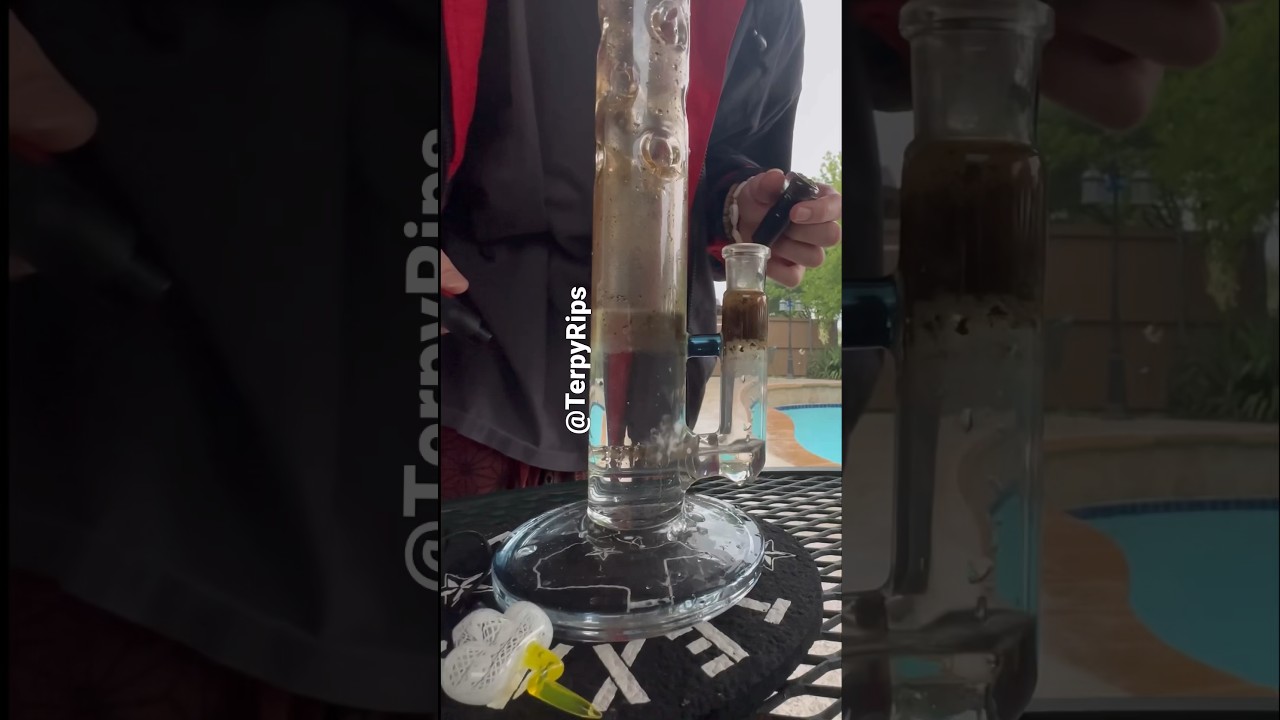 HUGE BONG RIP #snapper #glassart #420 #710 #sesh #niche #asmr #borosilicate #thc #cbd #gummies #moto