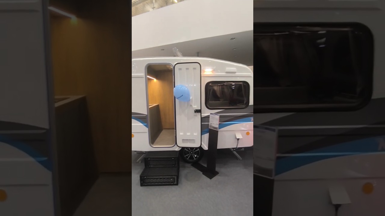 Prezentacja polskiej przyczepy kempingowej Niewiad&oacute;w N126NT na targach Caravans Salon w Poznaniu