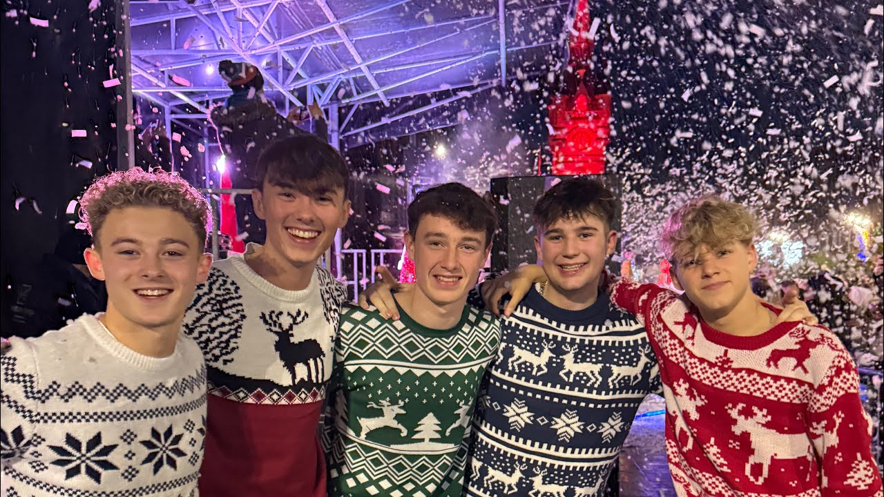 RENFREW & DUNFERMLINE CHRISTMAS LIGHTS SWITCH ON