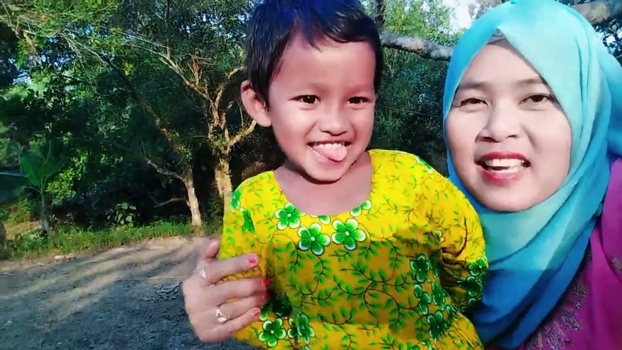 Ayo lihat rumahku dan tetanggaku. Ada pohon sayuran di depan rumah tetangga. Ikut yo. Selamat pagi 😊