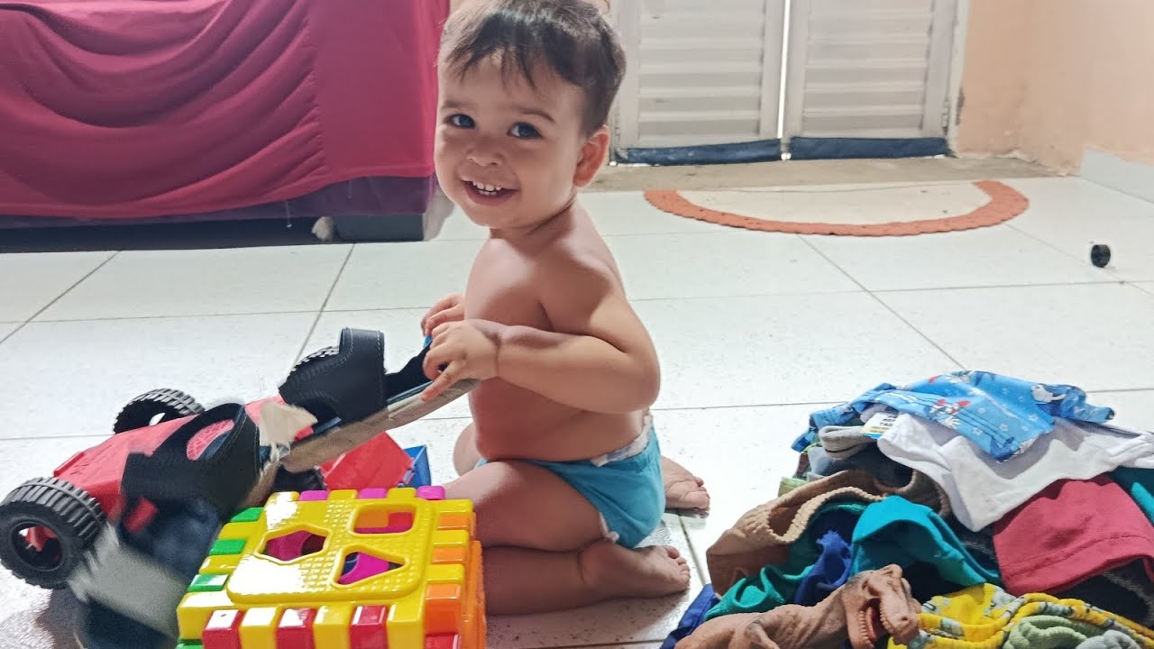 Abrindo os presentes do aniversário de Jônatas.