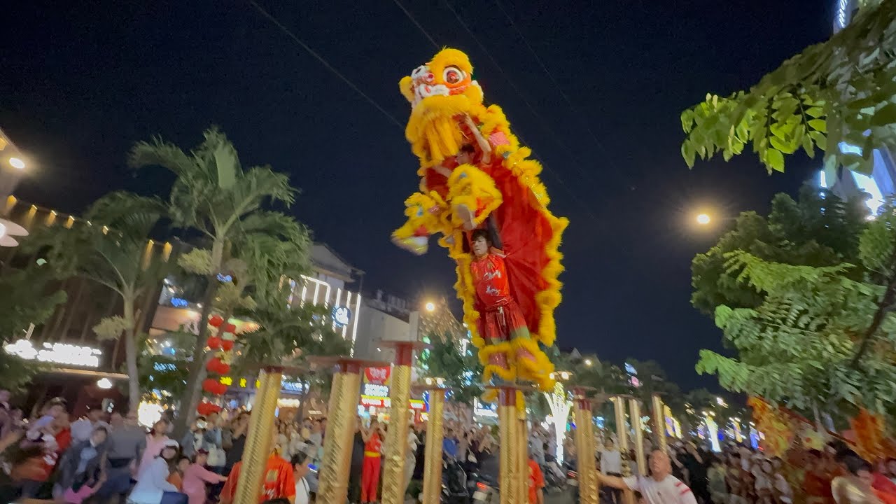 Múa Lân 2026 Khu Phố Nhà Giàu Lì Xì Cả Xấp Tiền Chung Huy Đường