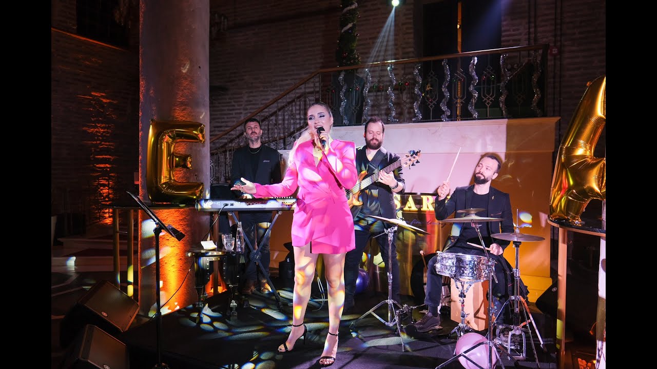 Ezgi Ayçe - Live Performance