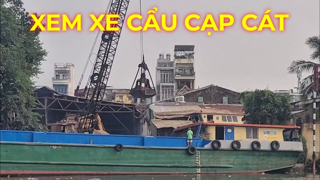 Xem xe cẩu cạp cát Bờ Nam đối diện Bờ Bắc Kênh Đôi Quận 8 cũ