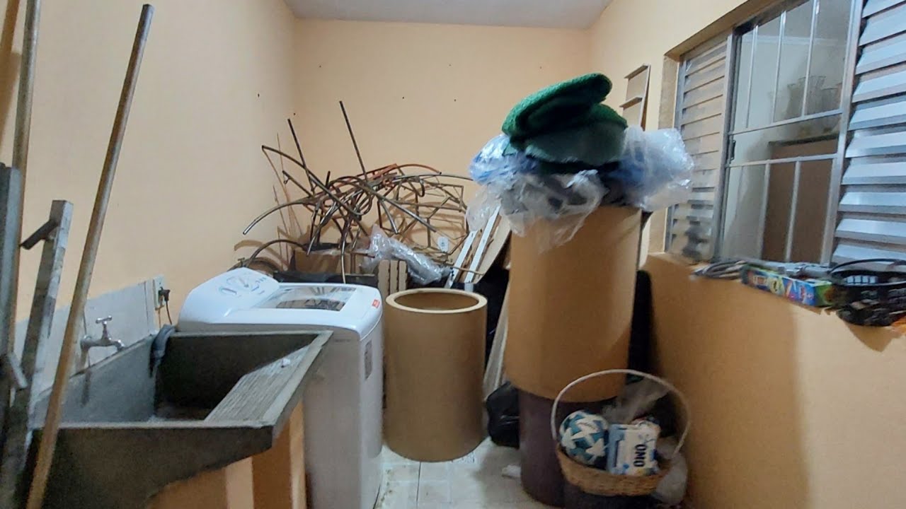 LAVANDERIA TRANSFORMADA COM  PORTAS DE GUARDA ROUPAS  NEM PARECE O MESMO  AMBIENTE