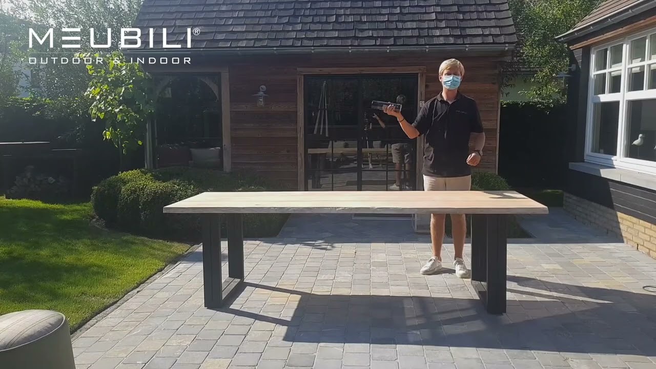 Onderhoud teak tafel met teak cleaner en protector