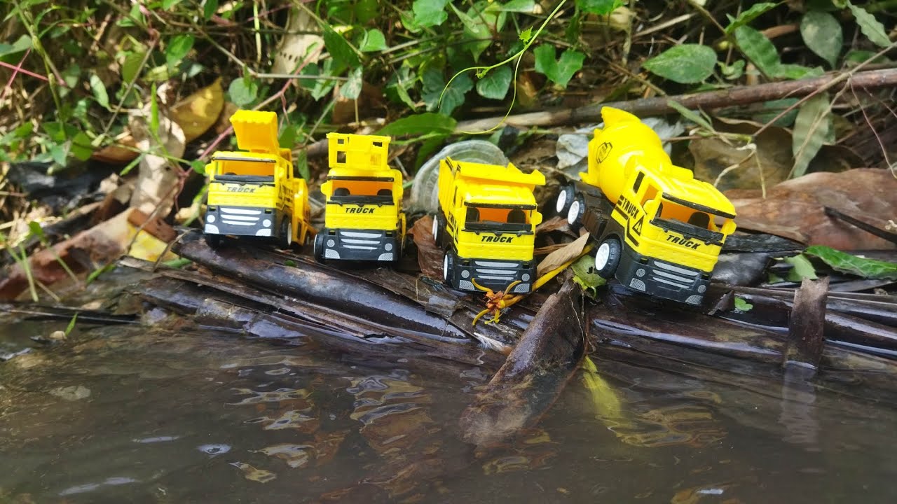 mencari mainan mobil mobilan di pinggiran sungai,mobil kontruksi,mobil Exavator,mobil kayu glondong