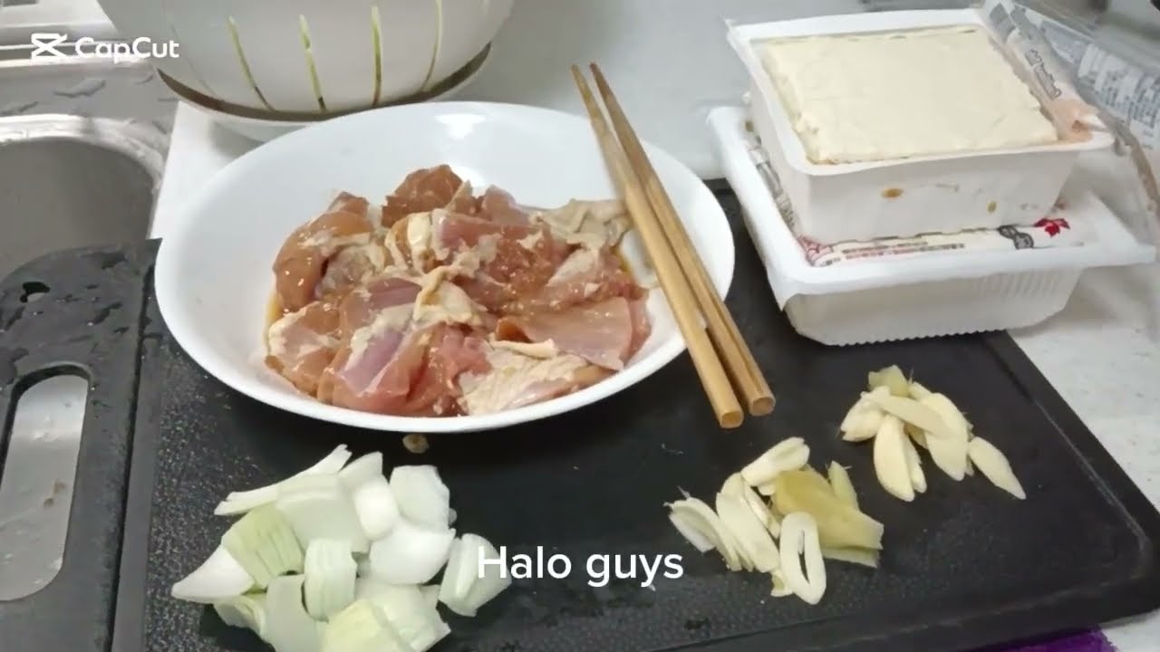 Aktivitas didapur masak tiga menu untuk makan malam 