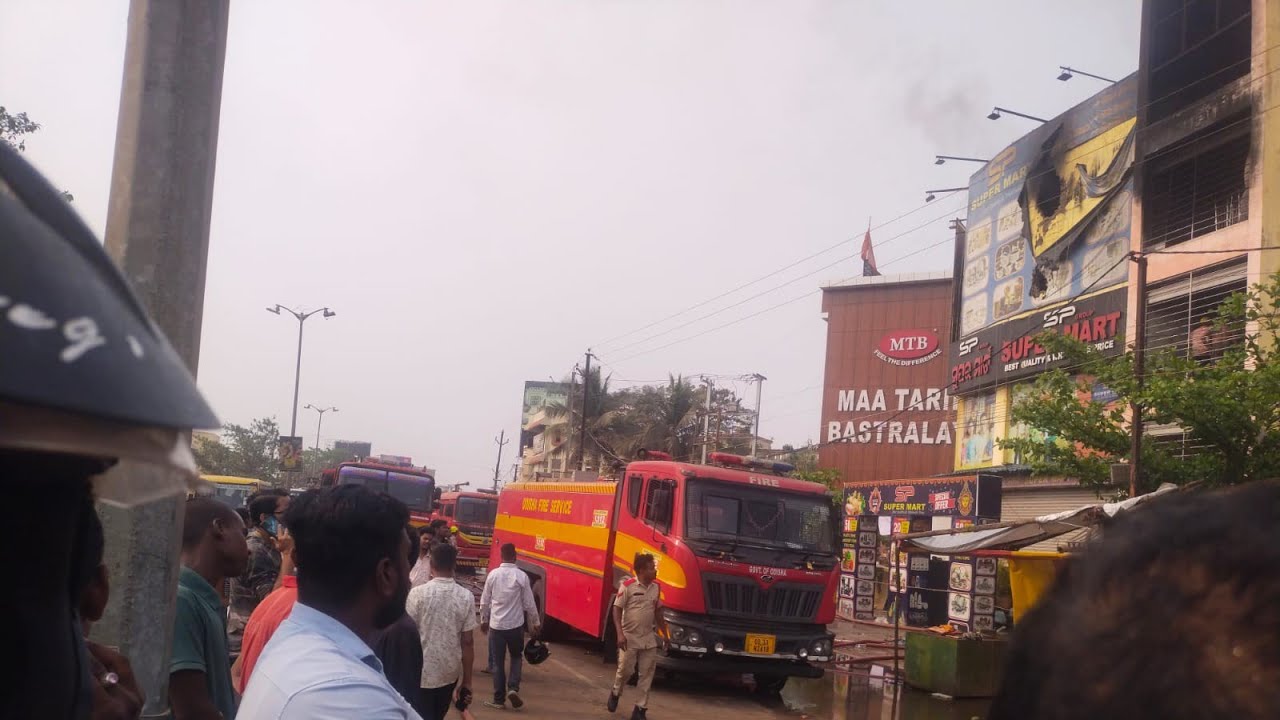 Fire Truck Stuck in Traffic Jam in Bhubaneswar 🚨 | Seconds Matter on Busy Roads