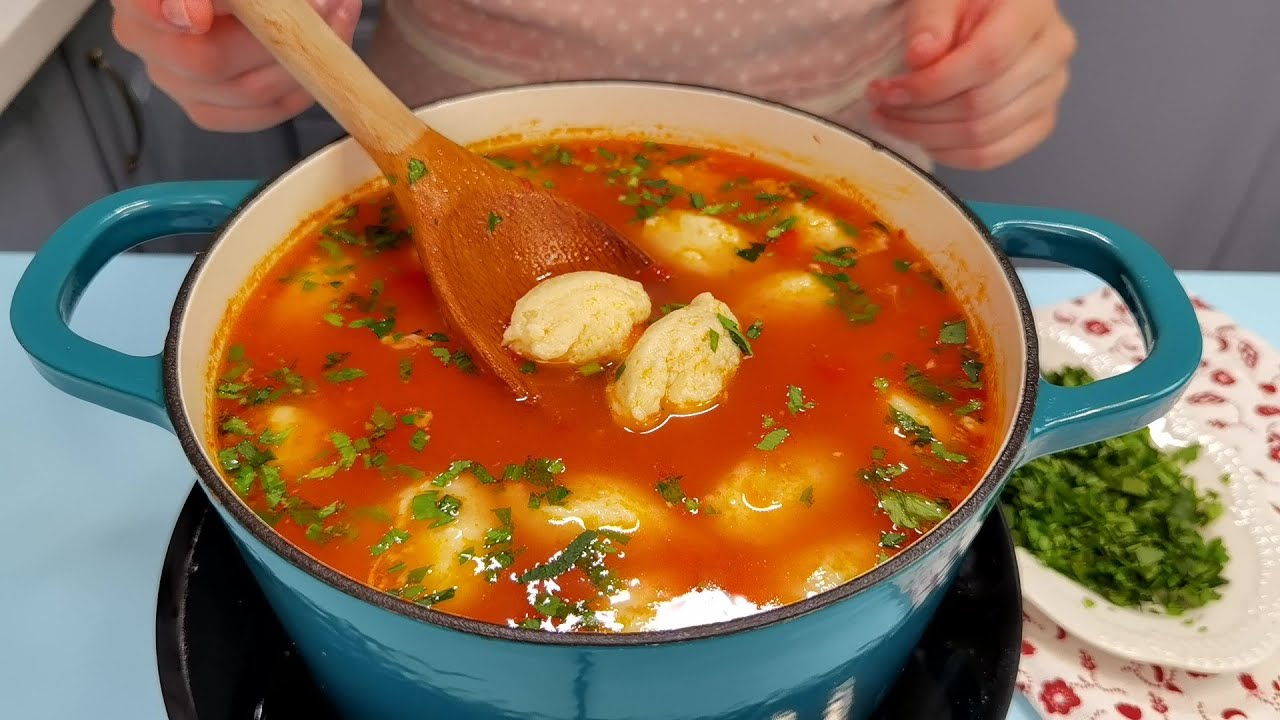 Ciorba de rosii cu pui si galuste de faina moi si fragede