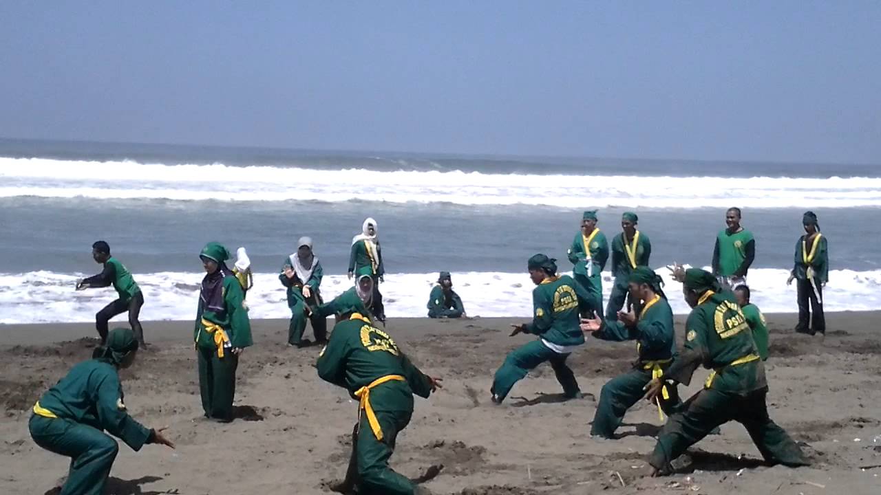 Peragaan asror Perguruan Silat Tenaga Dalam (PSKI)