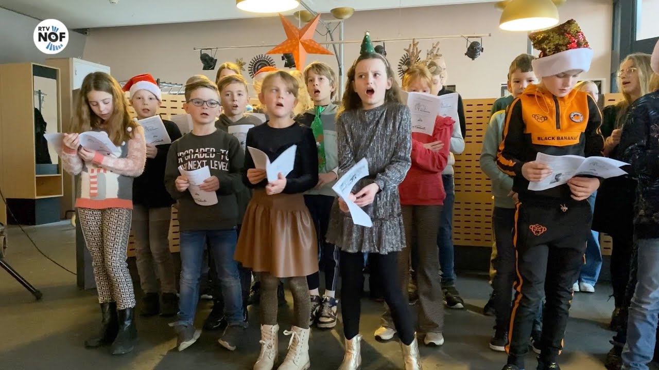 Kerstoptreden door leerlingen van OBS Thrimwalda in Heemstrastate