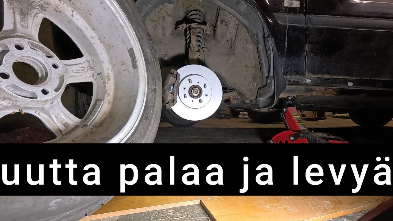 Hondaan uudet jarrulevyt ja palat.
