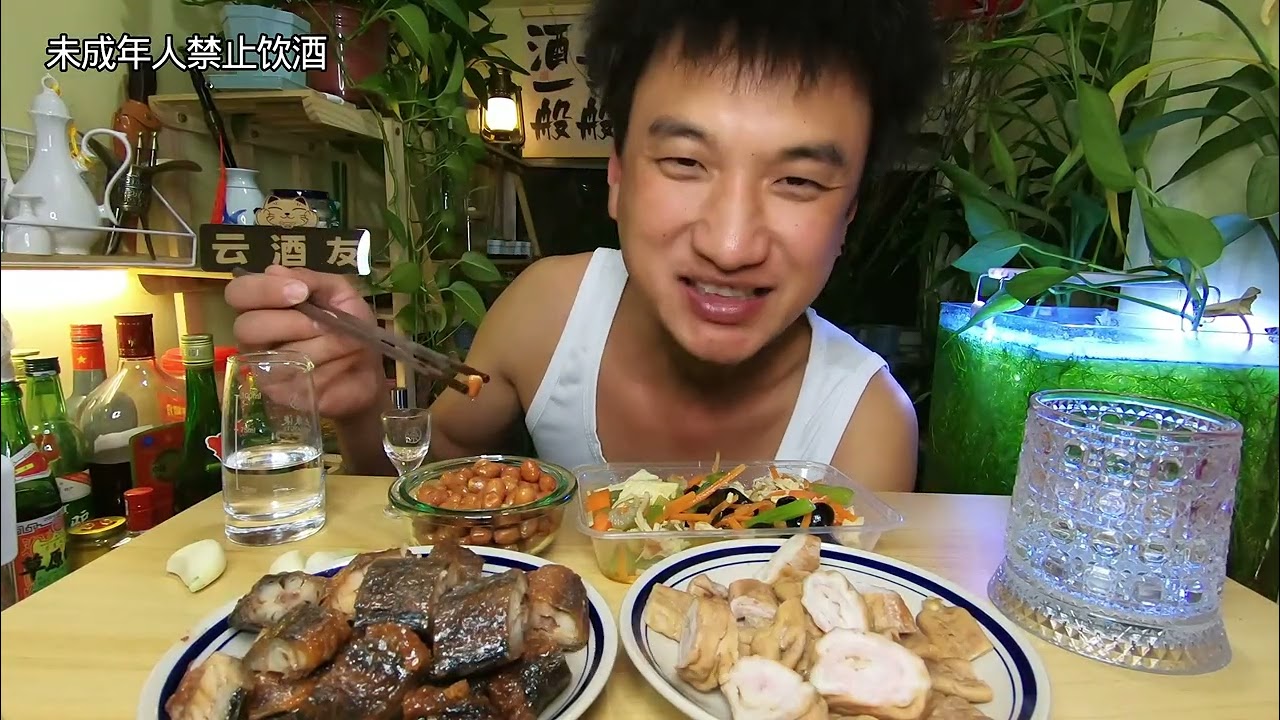 大肠头麻辣鲅鱼还有精品小凉菜！四个小菜一壶酒微醺惬意